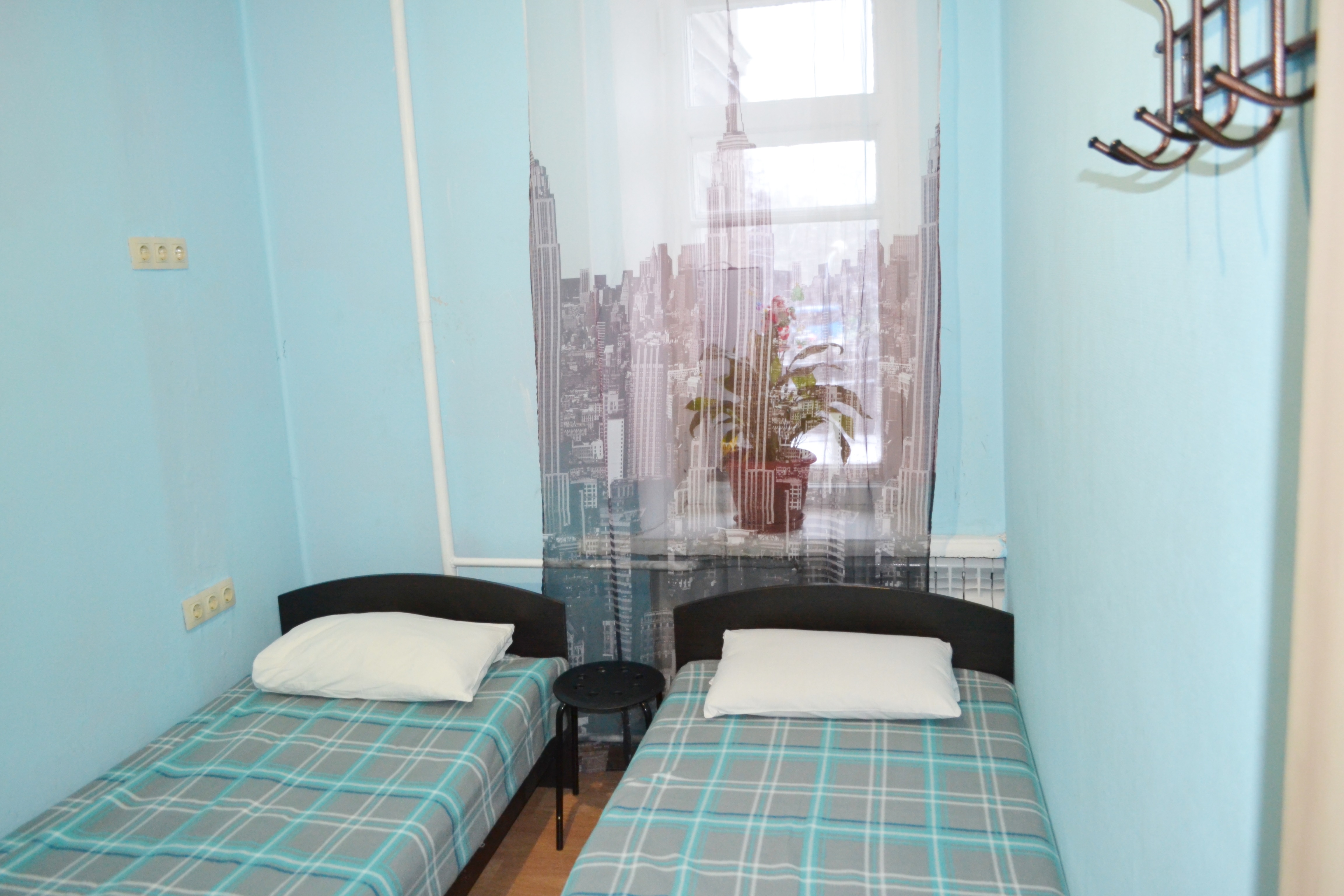 Общежитие в москве 2. Двухместное общежитие. Хостел двухместный номер. Хостел комната на двоих. Комната в гостинице 2 местная.